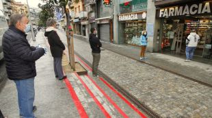 Ciutadans fent cua davant una farmàcia de Blanes recollint la seva mascareta