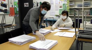 Professors de l'escola Marta Mata de Girona preparant el material escolar pels alumnes durant la fase 0 (arxiu)