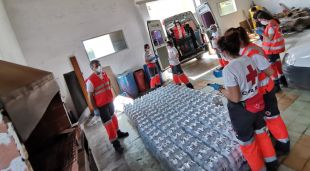 Voluntaris de la Creu Roja estudiant com transportar i repartir més de 4.000 litres d'aigua als veïns del Baix Empordà que no tenen aigua potable