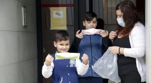 Una família de Sant Julià de Ramis, després de rebre les mascaretes infantils