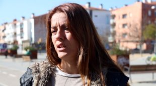La portaveu del sindicat USO a Girona, Lídia Arasanz, explicant la situació de la plantilla de Ryanair.