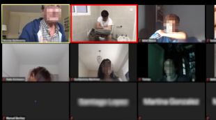Una de les classes que va interrompre transmetent des del lavabo de casa