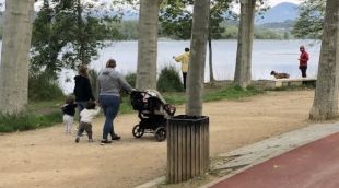 Una mare passejant amb els seus fills, ahir per l'estany