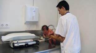 Una infermera amb un nadó de l'hospital d'Olot (arxiu)