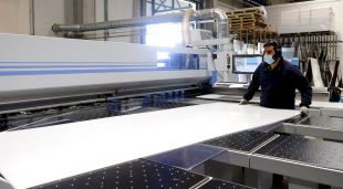 Un operari de Polimer Tecnic tallant metacrilat al centre logístic que l'empresa té a Riudellots de la Selva