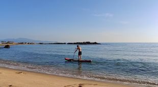 Un jove practicant Paddle Surf a Empúries (arxiu)