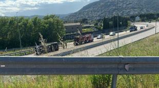 El camío bolcat damunt la calçada