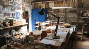 Interior d'un taller de ceràmica de la Bisbal d'Empordà aturat, el passat divendres