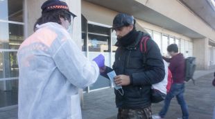 Primera entrega de mascaretes el passat 14 d'abril a l'estació de Girona