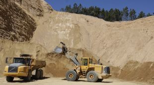 Activitat extractiva a Prefabricats de la Selva, a Santa Coloma de Farners