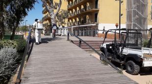 Els serveis de neteja desinfectant el passeig Marítim de Roses