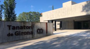 L'únic tanatori es troba al sud de la ciutat i és de titularitat privada