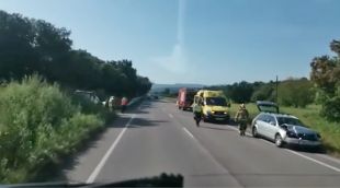 El turisme a la dreta i la furgoneta al fons a l'esquerra, bolcada