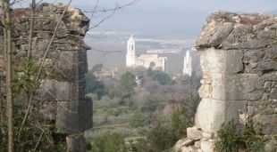Vista de Girona i la catedral des de la muntanya de la O
