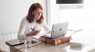 L'alcaldessa de Girona, Marta Madrenas, durant la celebració del ple telemàtic d'aquest 11 de maig