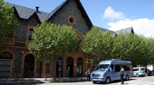L'autocar que cobreix el trajecte de l'R3 entre Puigcerdà i Ripoll, recollint viatgers a l'estació de la capital cerdana