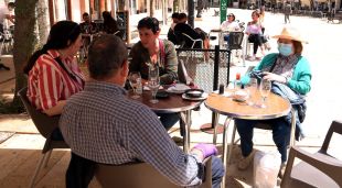Una família en una terrassa d'un bar de Tarragona, ahir.