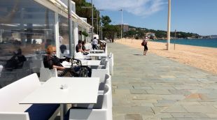Una terrassa oberta davant del mar a Platja d'Aro, aquest matí