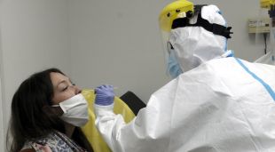 Una extracció de mostres per a la prova PCR en un CAP de Girona