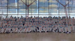 Foto de grup dels joves de Wuhan ben equipats per fer el viatge a Madrid