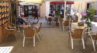 Una terrassa ubicada a la plaça Major de Palamós