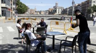 Una terrassa de Girona i, al fons, vistes a la Catedral i a les cases de l'Onyar