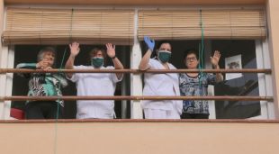 Residents i personal sanitari de la residència Zoilo Feliu de la Bisbal d'Empordà (arxiu)