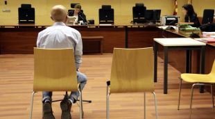 D'esquenes, el venedor de llaminadures d'Hostalric acusat d'abusar sexualment de vuit nenes