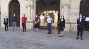 Els portaveus dels grups municipals a l'Ajuntament de Girona i el síndic en un minut de silenci