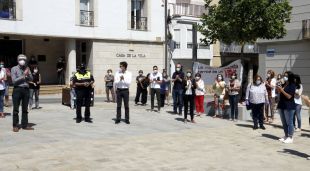 Un instant del minut de silenci per condemnar el crim masclista de l'Escala