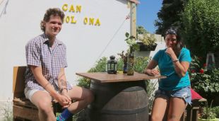 La Sole i l'Alex a Can Cocollona on s'estan fins que puguin resoldre la seva situació