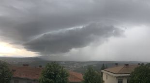Moment en que la tempesta estava situada damunt de Girona en una fotografia presa des del barri de Montjuïc