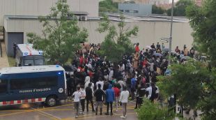 Els manifestants concentrats davant la comissaria dels Mossos d'Esquadra i la Policia Local de Salt