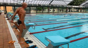 Un soci del GEiEG abans d'entrar a l'aigua a la piscina de 50 metres
