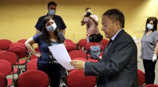 El president de l'Audiència de Girona, Fernando Lacaba, detallant les dades als periodistes