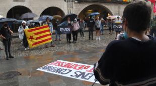 Els assistents a la concentració de Girona en contra de la regressió de drets i llibertats