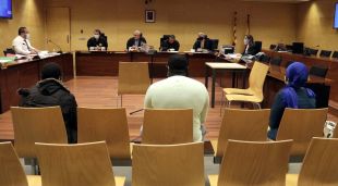 D'esquenes, l'acusat d'abusar de la filla menor d'edat d'uns amics a Blanes i la mare de la menor