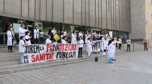 El col·lectiu de sanitaris que s'han concentrat davant de la Delegació del Govern a Girona per defensar la salut pública