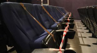 Una de les fileres del cinema Truffaut amb algunes de les butaques precintades per complir amb l'aforament màxim permès