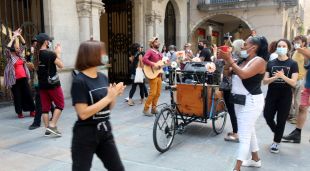 Una de les actuacions per revindicar les arts de carrer a la plaça del Vi de Girona aquest matí