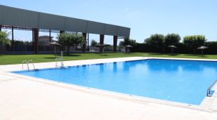 Una de les piscines municipals de Sils el primer dia de la reobertura
