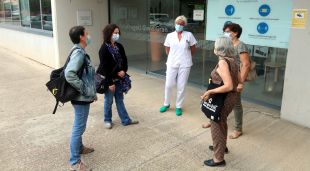 Treballadores del geriàtric Palafrugell Gent Gran davant la porta del centre