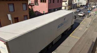 Un camió circulant per l'avinguda Sant Jordi d'Olot (arxiu)