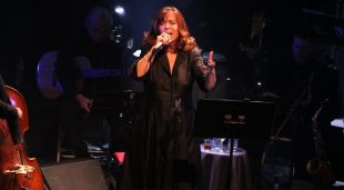 Maria del Mar Bonet i la Big Band Begues al teatre La Goula de Begues