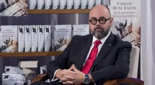 L'escriptor Carlos Ruiz Zafón durant la presentació de la seva última novel·la, 'El laberint dels esperits'