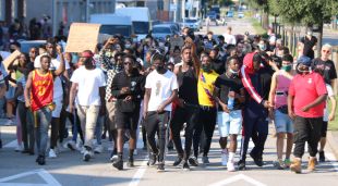 Els manifestants durant l'inici de la manifestació a Banyoles