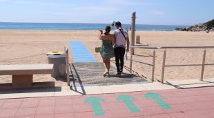 Una parella entrant a la zona d'adults de la platja de Lloret de Mar