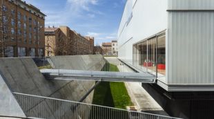 Exterior de la biblioteca Carles Rahola de Girona