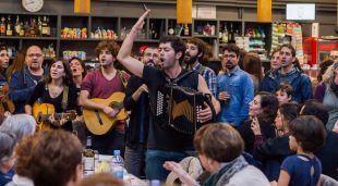 Un concert acústic de Germà Negre envoltat de públic (arxiu)