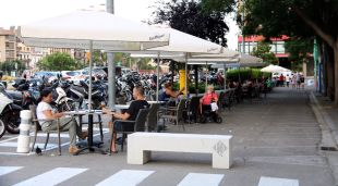 Clients a unes de les terrasses de plaça Catalunya a Girona que han ampliat guanyant espai al carrer